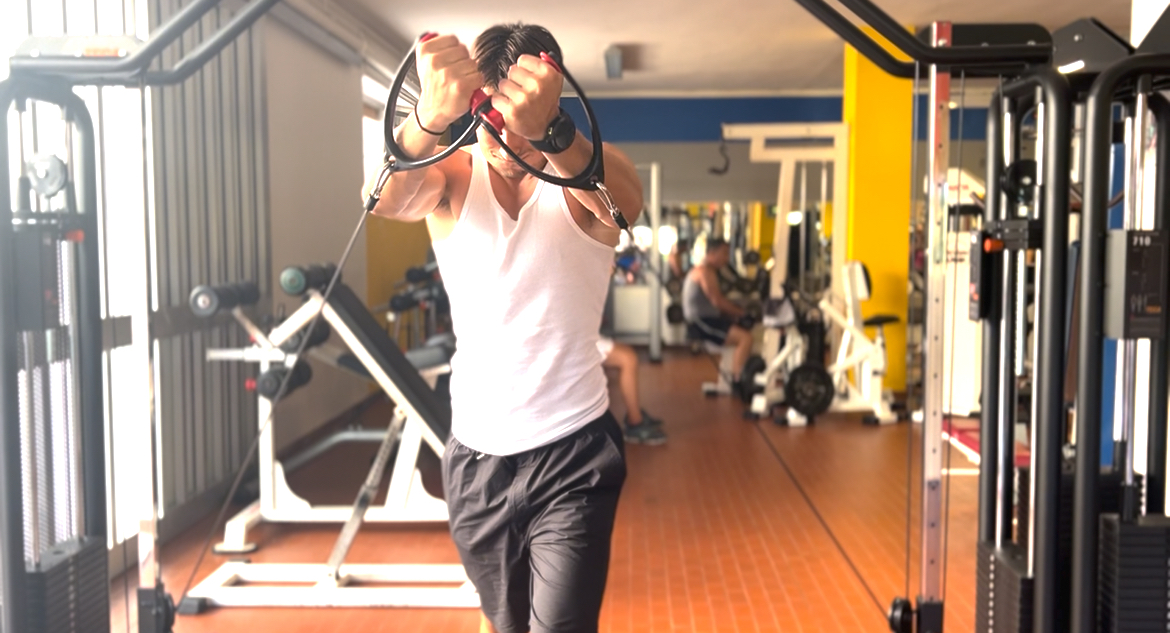 Atleta ai cavi durante l'allenamento